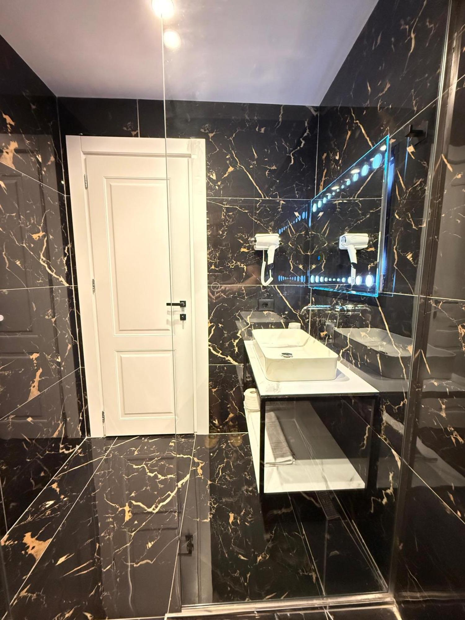 The Queen'S Lion Premium Hotel Saranda Dış mekan fotoğraf
